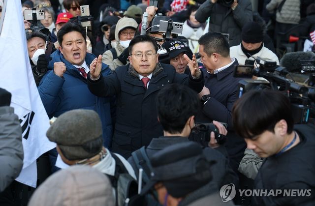 법원 앞 집회 참석한 황교안 전 국무총리