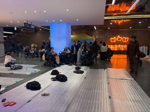 광화문 해치마당에서 노숙 농성 이어가는 전장연 집회 참가자들