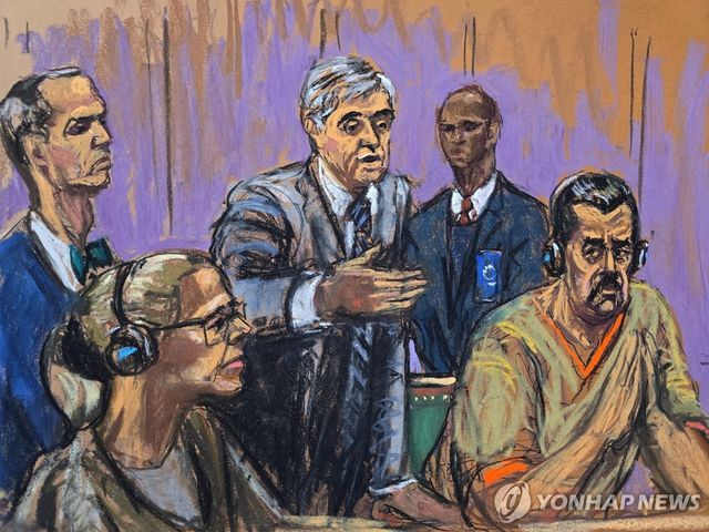 26일(현지시간) 미국 뉴욕 남부연방법원 출석한 니콜라스 마두로 베네수엘라 대통령(오른쪽)과 부인 실리아 플로레스(왼쪽)