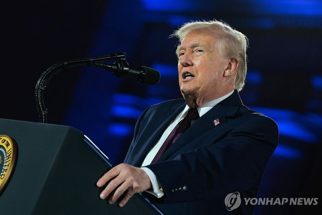 25일(현지시간) 공화당의회위원회(NRCC) 만찬 행사에서 연설하는 트럼프 미국 대통령