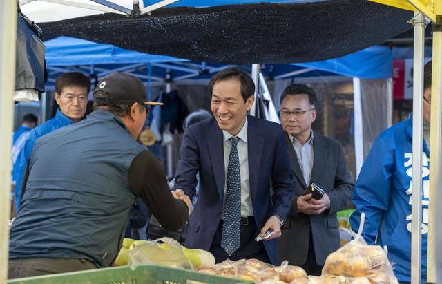 횡성 오일장 찾은 우상호 예비후보