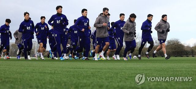 러닝으로 몸 푸는 한국축구대표팀