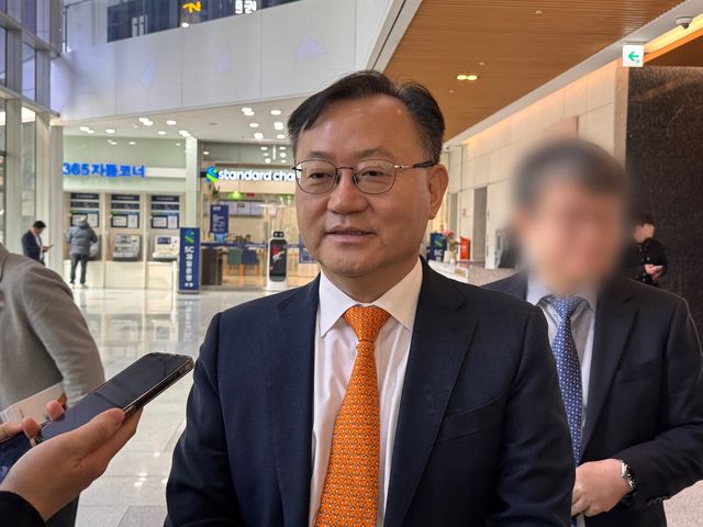 취재진 질문에 답하는 명노현 LS 부회장