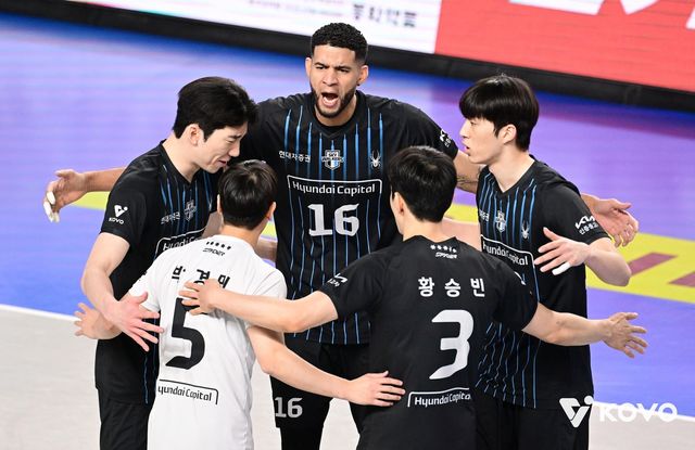 득점 후 기뻐하는 현대캐피탈 선수들