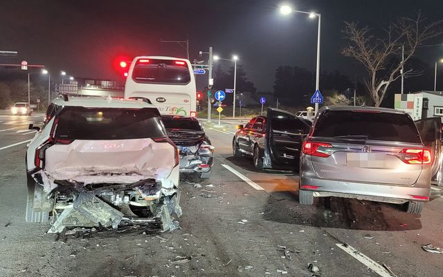 제주서 차량 5대 잇따라 부딪쳐