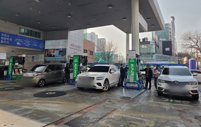 석유 최고가격제 2차 고시 하루 앞둔 주유소 모습