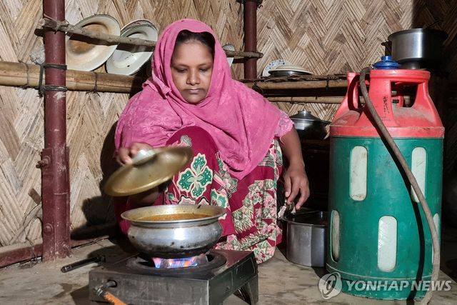 조리하는 방글라데시 거주 로힝야족 난민 여성