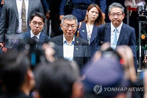 선고 후 재판정을 나오는 커원저 대만 민중당 전 주석 