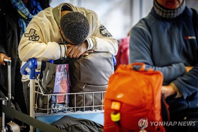 공항에서 줄을 서는 승객들. 