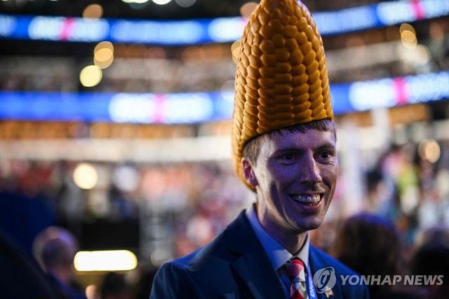 미국 민주당 전당대회에서 옥수수 모자를 쓴 참가자 