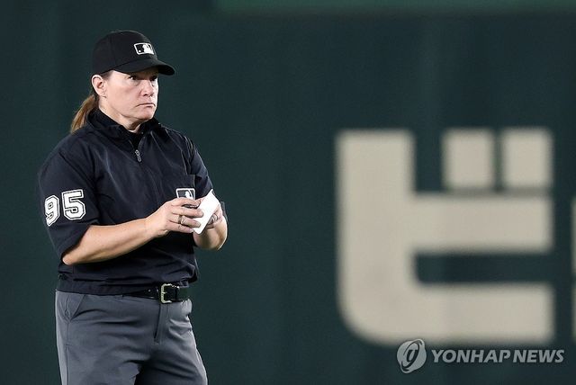 메모하는 젠 파월 2루심