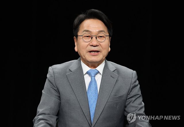 전남광주특별시장 경선 토론회에서 발언하는 강기정 후보