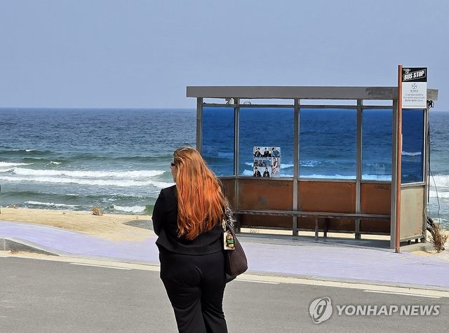 'BTS 버스정류장' 찾은 외국인 관광객