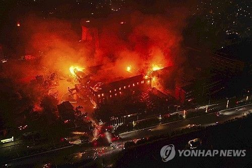 지난해 9월 시위 당시 불에 탄 네팔 대통령 관저