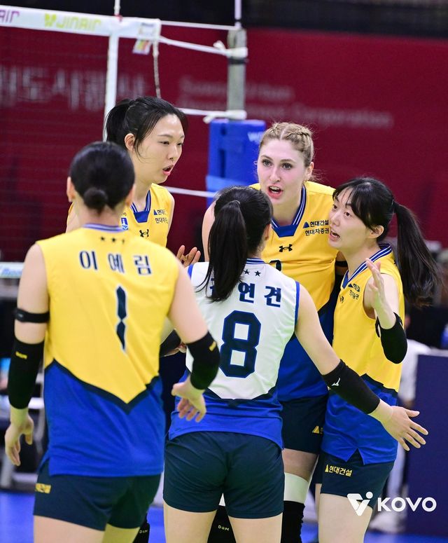 득점 후 기뻐하는 현대건설 선수들