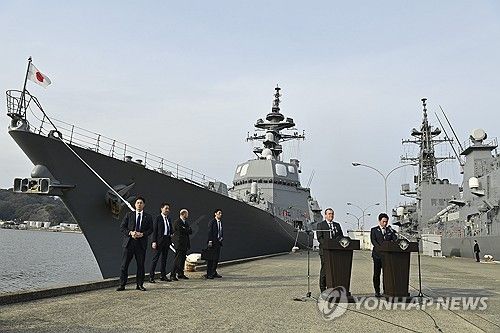 일본 요코스카 기지에서의 일본 방위상과 독일 국방장관