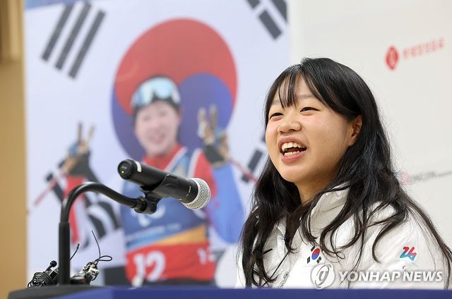 환하게 웃으며 기자회견 하는 동계 패럴림픽 MVP 김윤지