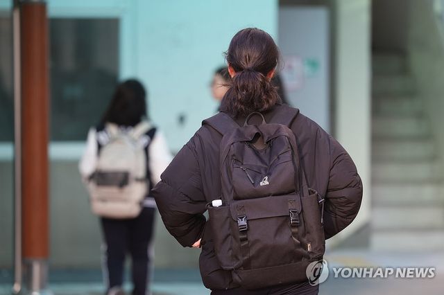 등교하는 학생들