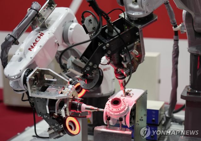 작업하는 산업용 로봇(사진은 본 기사와 관련 없음)