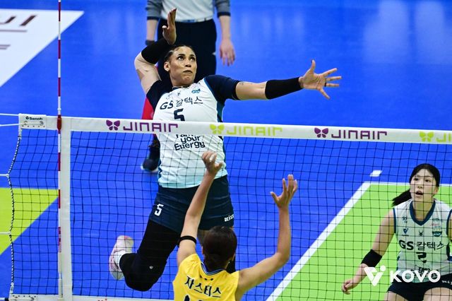 현대건설과 PO 1차전에서 공격하는 GS칼텍스의 실바 