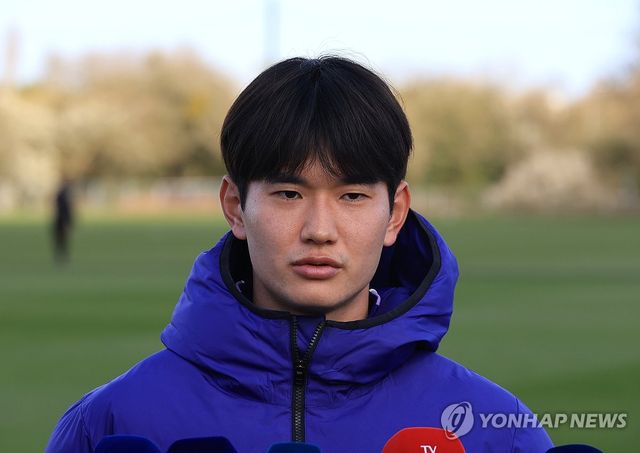 인터뷰하는 김진규