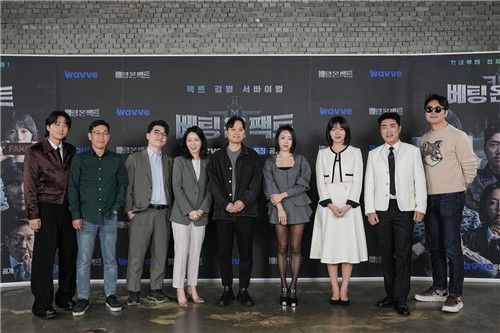 '베팅 온 팩트' 출연진들과 김민종 PD(가운데)