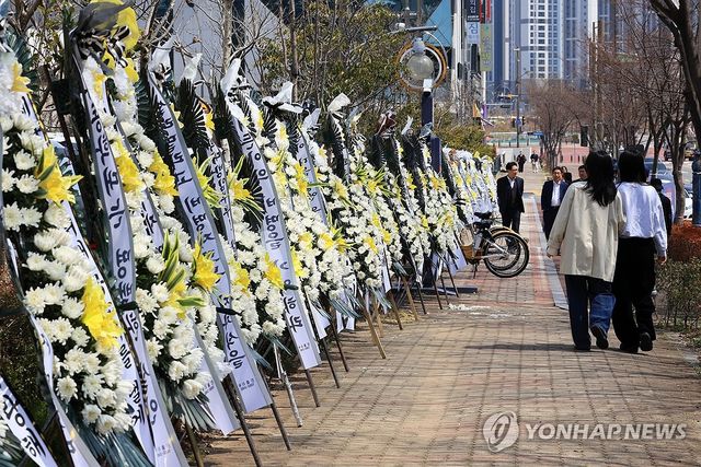 순천지원 앞 해든이 추모 화환
