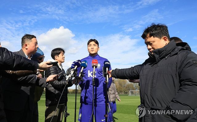 인터뷰하는 박진섭