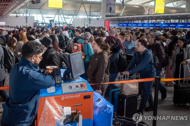 뉴욕 JFK 공항서 보안검색을 받기 위해 줄 선 승객들