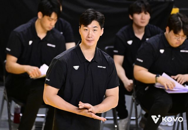 경기 지켜보는 박철우 우리카드 감독대행