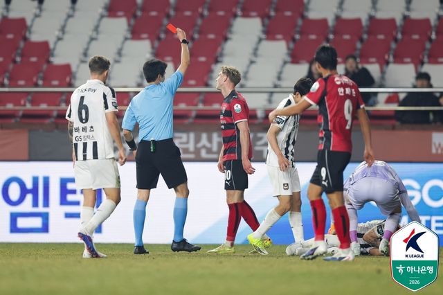 레드 카드를 받는 포항의 트란지스카