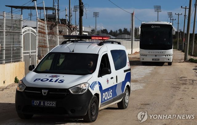 경찰차를 따라 훈련장에 들어서는 이란 축구대표팀 버스.