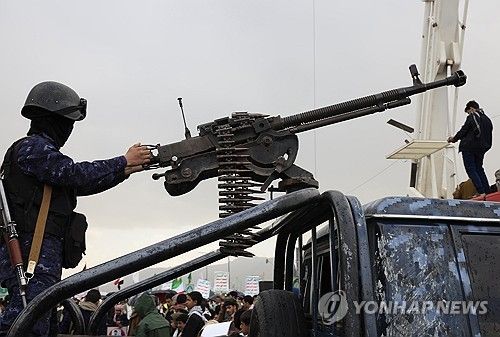 미국·이스라엘의 이란 공격을 규탄하는 집회 현장에 배치된 후티 반군 대원
