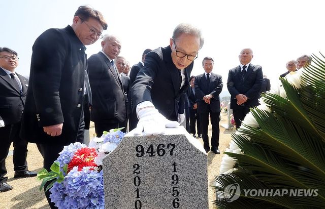 천안함 묘역 둘러보는 이명박 전 대통령