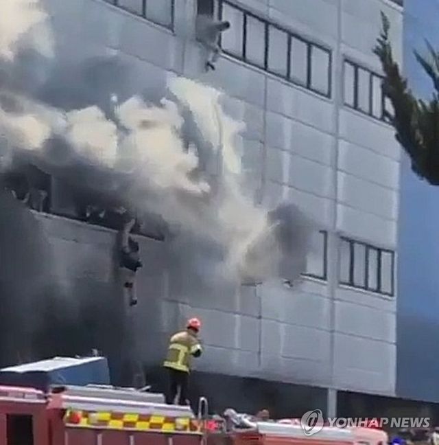 불 난 대전 자동차부품 제조공장 건물 외벽에 매달려 있는 근로자들