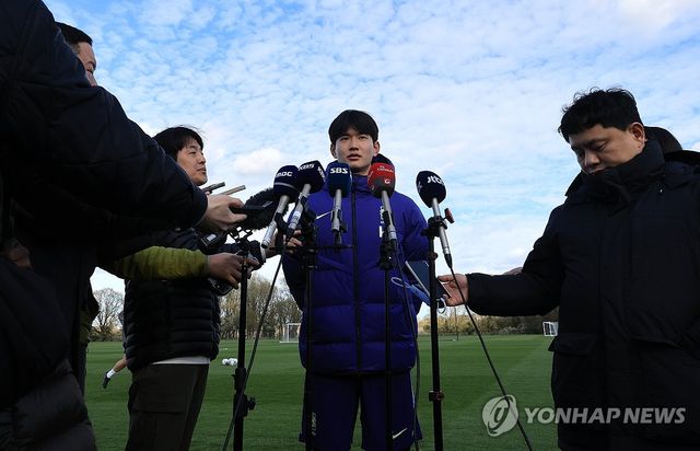 인터뷰하는 김진규