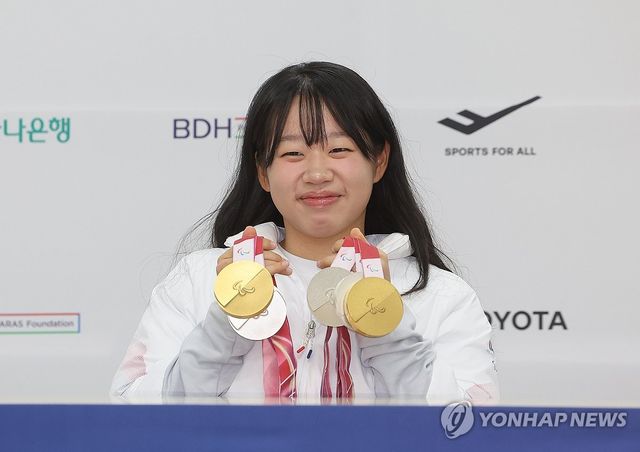 포즈 취하는 동계 패럴림픽 MVP 김윤지