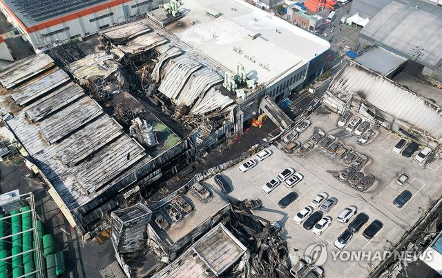 화재 피해 입은 건물과 차량