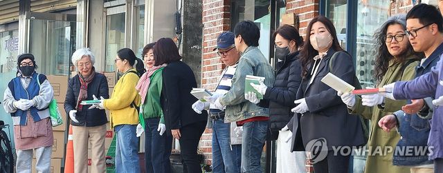 기계 도움 없이 손에서 손으로 함께하는 책방 이사