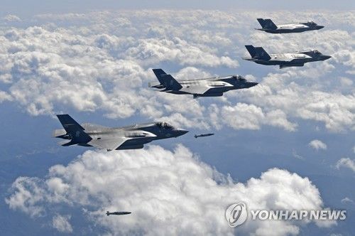GBU-32 유도탄 투하하는 미군 F-35B 전투기