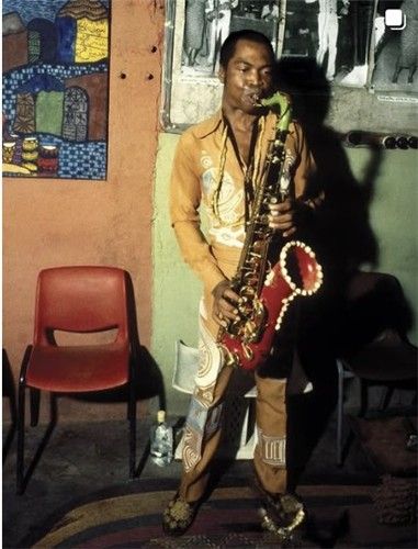 색소폰 연주하는 펠라 쿠티