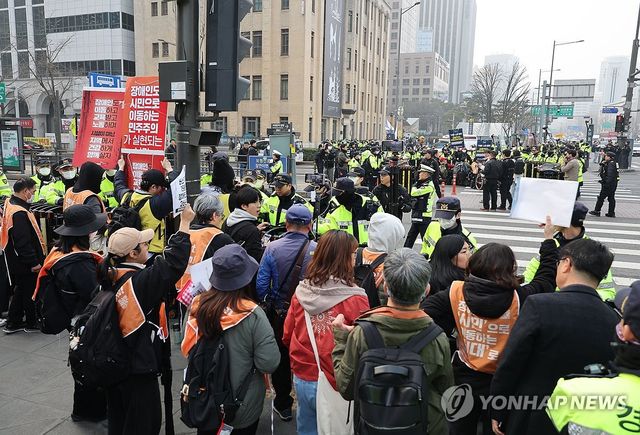 광화문 출근길 시위 벌이는 전장연