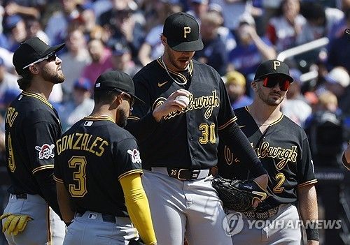 폴 스킨스(30번)가 1회에 강판당했다.