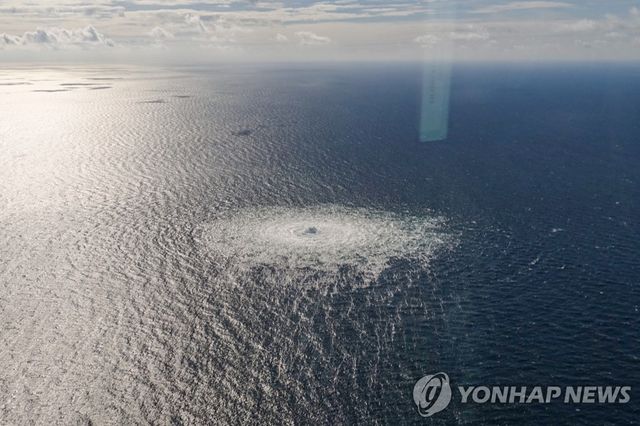 2022년 9월 27일 노르트스트림 해저 가스관 파손으로 가스가 유출되고 있는 모습.