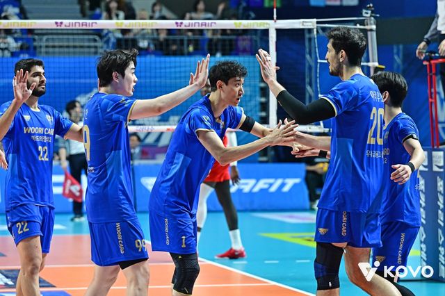 득점 후 기뻐하는 우리카드 선수들