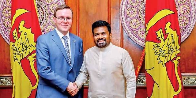 마르샤빈 러시아 에너지 차관과 디사나야케 스리랑카 대통령(右)