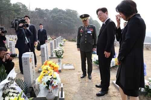 채수근 상병 묘역 찾은 이재명 대통령