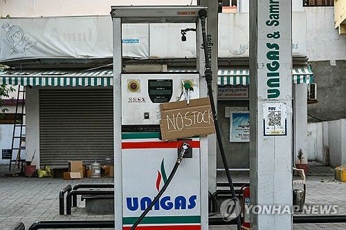 '재고 없음' 안내판 붙인 인도 주유소