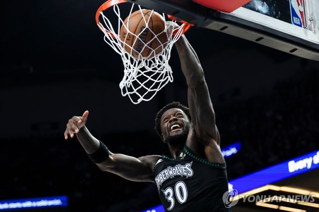 덩크슛 꽂아 넣는 줄리어스 랜들