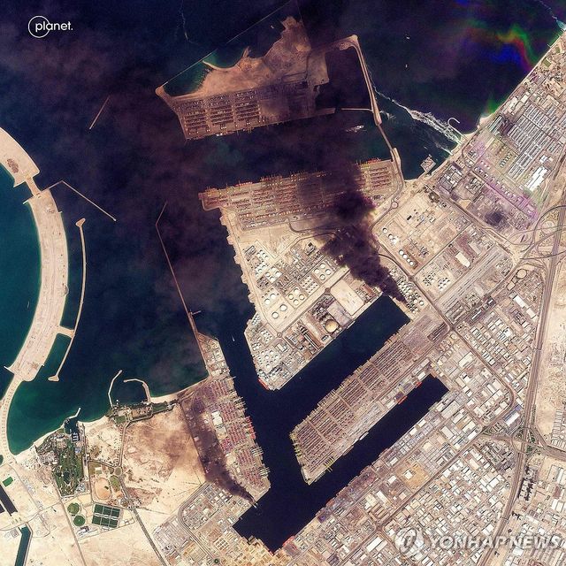두바이 제벨알리항의 3월 1일 인공위성 사진